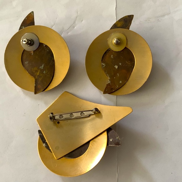 Gold tone pierced earring and brooch set - Picture 2 of 2